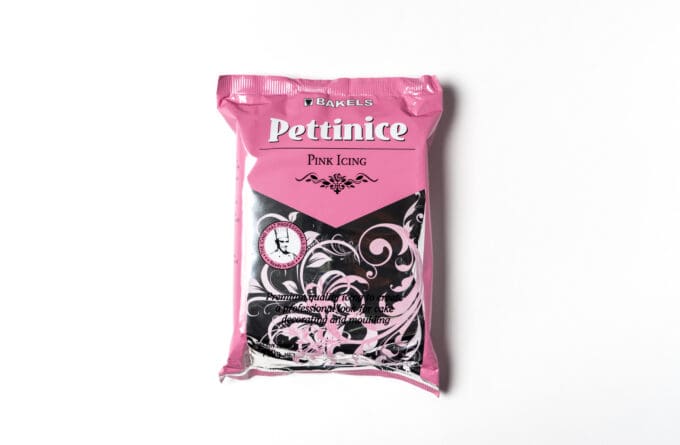 750g bag of bakels pink ready to roll fondant icing