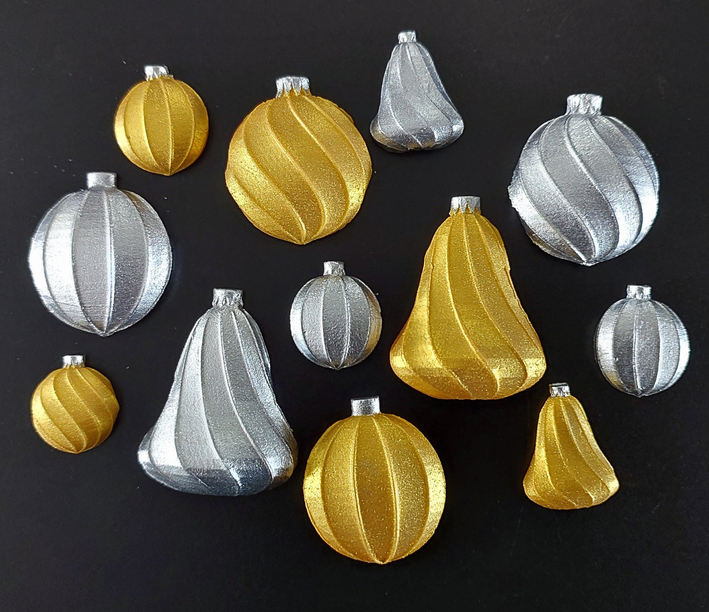 Baubles x 12 - Gold and Silver - Mixed Sizes- Edible Icing Cake Decorations